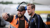 Sementara Harry Kane masih menyempatkan diri berswafoto dengan petugas bandara setibanya di Rusia. (Foto: Anton Vaganov/Reuters)