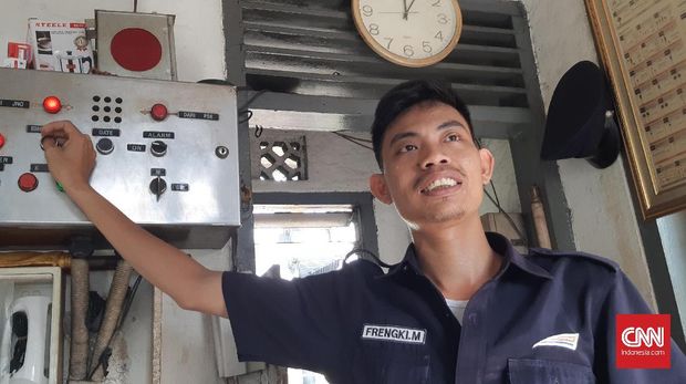Frengki Maulana harus berkoordinasi dengan pos-pos lain, bahkan petugas parkir dan warga setempat, untuk memastikan tidak ada pengendara yang melintasi palang kereta meski telah ditutup.