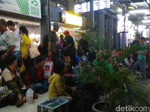H-2 Lebaran Puncak Arus Mudik di Stasiun Pasar Turi