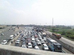 Urai Macet, Arus Menuju Cikarang Utama Dialihkan ke Cikarang Barat