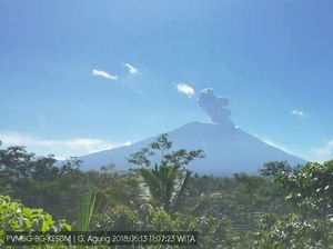 Gunung Agung Erupsi Lagi, Tinggi Kolom Abu 5,1 Km Gunung Agung Erupsi Lagi, Tinggi Kolom Abu 5,1 Km