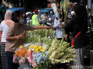 Jelang Lebaran Pedagang Bunga Kian Menjamur Jelang Lebaran Pedagang Bunga Kian Menjamur