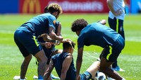 Coutinho pun dapat kejutan dari rekan-rekannya. Neymar yang datang dari belakang secara diam-diam langsung menceplokkan telur ke kepala Coutinho saat rekannya itu sedang duduk beristirahat. Foto: Buda Mendes/Getty Images