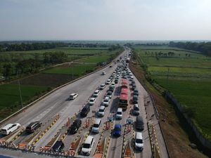 H-2 Lebaran, Antrean Pemudik di Tol JoMo Mengular Hingga 2 Km H-2 Lebaran, Antrean Pemudik di Tol JoMo Mengular Hingga 2 Km