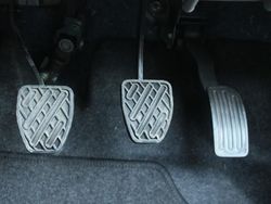 Cara Menyetir Mobil Manual Supaya Tidak Mundur saat Macet di Tanjakan