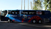 Bus Timnas Inggris tiba di hotel tempat mereka menginap. (Foto: Lee Smith/Reuters)