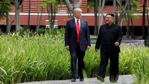 Melihat Lagi Momen Akrab Trump-Kim Jong Un Jalan-jalan di Taman