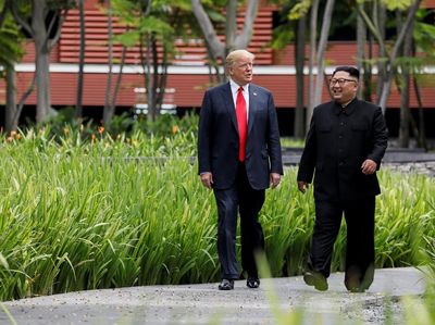 Melihat Lagi Momen Akrab Trump-Kim Jong Un Jalan-jalan di Taman