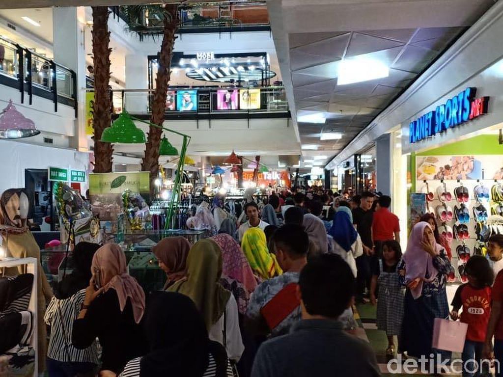 Warga Makassar Ramai-ramai Serbu Diskon di Mal Jelang Lebaran Warga Makassar Ramai-ramai Serbu Diskon di Mal Jelang Lebaran
