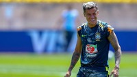 Seperti inilah penampakan Coutinho setelah dikerjai teman-temannya. Foto: Buda Mendes/Getty Images