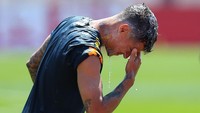 Sementara itu, Coutinho harus bersusah payah membersihkan diri. Foto: Buda Mendes/Getty Images