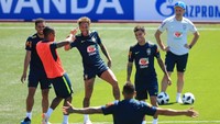 Pada hari Selasa (12/6/2018) itu pula, Coutinho berulang tahun yang ke-26. Foto: Buda Mendes/Getty Images