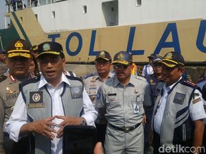 Menhub Bantu Anak 2 Petugas yang Tewas Tertabrak di Tol Cipali Menhub Bantu Anak 2 Petugas yang Tewas Tertabrak di Tol Cipali