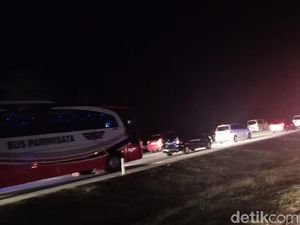 H-1 Lebaran, Tol Pejagan Padat Antrean Kendaraan dari Cirebon H-1 Lebaran, Tol Pejagan Padat Antrean Kendaraan dari Cirebon