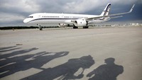 Timnas Inggris mendarat dengan pesawat Boeing 757-23N pada pukul 3.45 sore waktu setempat. Terlihat sudah banyak wartawan menunggu kedatangan skuat The Three Lions. (Foto: Anton Vaganov/Reuters)