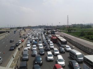 Foto: Antrean Kendaraan Pemudik di GT Cikarang Utama