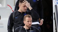 Dan inilah momen di mana pemain Inggris turun dari pesawat. Terlihat kapten Harry Kane menapaki tangga pesawat untuk menginjakkan kakinya di Rusia. (Foto: Anton Vaganov/Reuters)