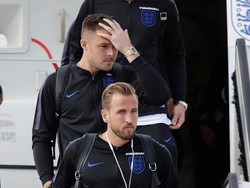 Dan inilah momen di mana pemain Inggris turun dari pesawat. Terlihat kapten Harry Kane menapaki tangga pesawat untuk menginjakkan kakinya di Rusia. (Foto: Anton Vaganov/Reuters)