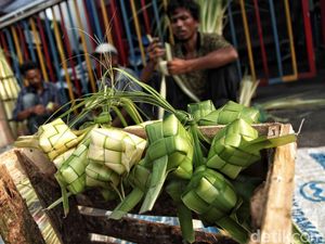 Penjual Kulit Ketupat Kantongi Jutaan Rupiah Jelang Lebaran Penjual Kulit Ketupat Kantongi Jutaan Rupiah Jelang Lebaran
