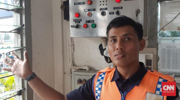 Joko Suseno tidak berlebaran dengan keluarga karena harus menjaga palang kereta.