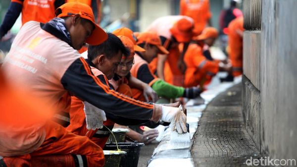 Jadi Kinclong, Petugas PPSU Cat Ulang Trotoar Jalan