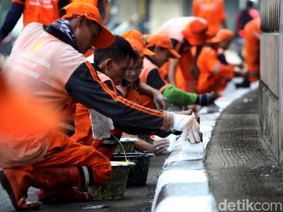 Jadi Kinclong, Petugas PPSU Cat Ulang Trotoar Jalan