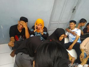 Video Haru Keluarga Korban Kapal Tenggelam di Makassar Video Haru Keluarga Korban Kapal Tenggelam di Makassar