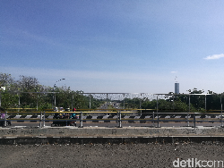 Antimainstream! Aris Mudik ke Luragung Naik Mobil Tanpa Lewat Tol