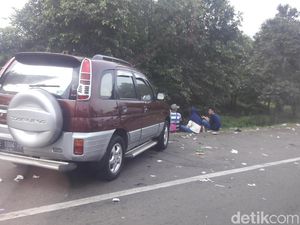 Rest Area Km 33 Tol Cikampek Padat, Pemudik Parkir di Bahu Jalan