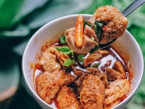 Gurih dan Hangat, Buka Puasa dengan 10 Batagor Kuah