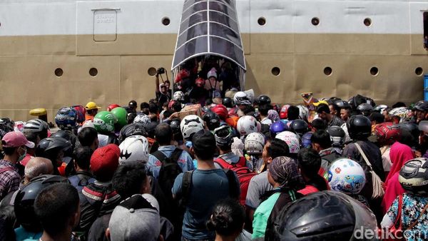 Puncak Arus Mudik Lebaran di Pelabuhan Tanjung Priok