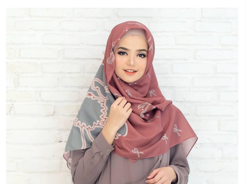 Tutorial Hijab dengan Scarf Segi Empat untuk Lebaran, Simpel dan Cantik
