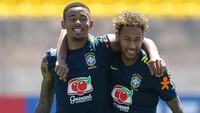 Neymar dan Gabriel Jesus tampaknya puas bisa mengerjai Coutinho. Foto: Buda Mendes/Getty Images