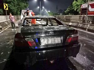 Mobil Sedan Terbakar di Jl Layang Antasari Jakarta Selatan