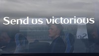 Tulisan Send Us Victorious yang berarti Bawa Kami ke Kemenangan juga terpampang di bus. Sebuah kalimat harapan sekaligus motivasi bagi para pemain Inggris. (Foto: Anton Vaganov/Reuters)