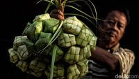 Penjual Ketupat Lebaran Ramai Diserbu Pembeli