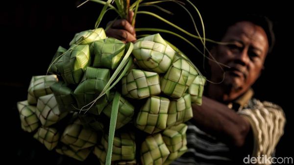 Penjual Ketupat Lebaran Ramai Diserbu Pembeli