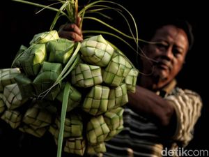 Penjual Ketupat Lebaran Ramai Diserbu Pembeli