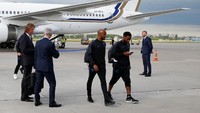 Para pemain Inggris sibuk masing-masing usai mendarat. Bek Danny Rose dan gelandang Fabian Delph terlihat berjalan sambil memainkan telepon genggamnya. (Foto: Anton Vaganov/Reuters)