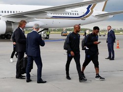 Para pemain Inggris sibuk masing-masing usai mendarat. Bek Danny Rose dan gelandang Fabian Delph terlihat berjalan sambil memainkan telepon genggamnya. (Foto: Anton Vaganov/Reuters)