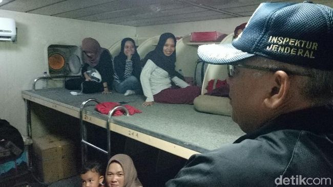 Dapat Kapal Layak, Pemudik Gratis di Banyuwangi Bersyukur Dapat Kapal Layak, Pemudik Gratis di Banyuwangi Bersyukur