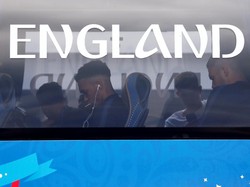 Para pemain Inggris pun langsung masuk ke bus tim untuk bertolak ke hotel tempat mereka menginap di Repino, sebuah kawasan di Saint-Petersburg.  Tulisan England (Inggris) terpampang di bus yang mereka tumpangi. (Foto: Anton Vaganov/Reuters)