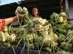 Jelang Lebaran, Pedagang Sayur Kini Jualan Kulit Ketupat