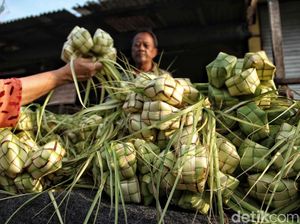 Jelang Lebaran, Pedagang Sayur Kini Jualan Kulit Ketupat Jelang Lebaran, Pedagang Sayur Kini Jualan Kulit Ketupat