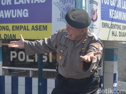 Video Polisi Atur Lalulintas Sambil Bergoyang di Cirebon