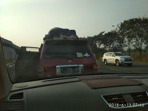 Pemudik Mengeluh Terjebak Macet di Contraflow Tol Cikampek Pemudik Mengeluh Terjebak Macet di Contraflow Tol Cikampek