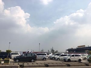 Ada Kecelakaan Truk, Tol Cikarang Arah Jakarta Macet 13 Km Ada Kecelakaan Truk, Tol Cikarang Arah Jakarta Macet 13 Km