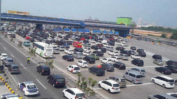 Tol Jakarta-Cikampek Dipadati Pemudik