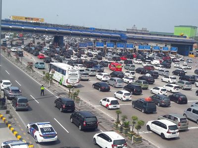 Tol Jakarta-Cikampek Dipadati Pemudik