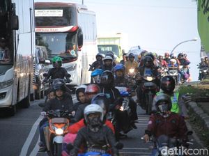 Macet 27 Km, Polisi Berlakukan One Way di Jalur Limbangan Garut Macet 27 Km, Polisi Berlakukan One Way di Jalur Limbangan Garut